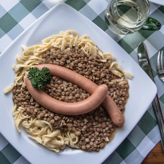 Lentils with spaetzle and sausages, © Stuttgart-Marketing GmbH, trickytine