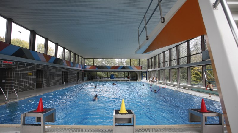 Schwimmbecken und Sprungturm im Vaihinger Hallenbad., © Stuttgarter Bäder