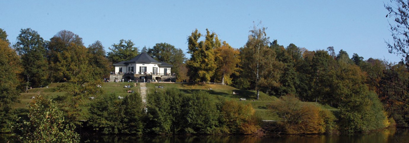 Blick aus der Ferne, über den Bärensee, zum Bärenschlössle. Das Bärenschlössle ist ein ehemaliges fürstliches Jagdschloss., © Stuttgart-Marketing GmbH