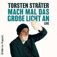 Torsten Sträter - Mach mal das große Licht an, © links im Bild