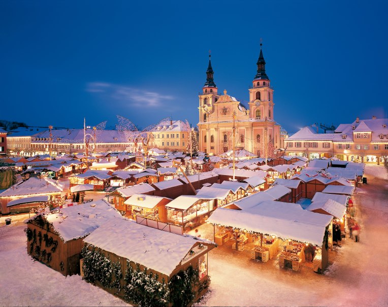 Ludwigsburg Baroque Christmas market on the market square with the town church, © Tourismus & Events Ludwigsburg