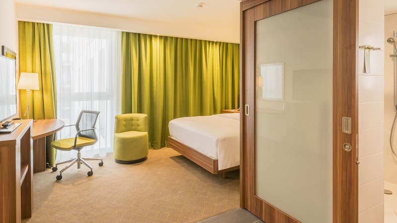 Zimmer Double Blick ins Bad, © Hampton by Hilton Stuttgart City Centre