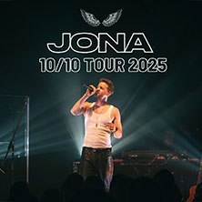 Jona - 10/10 Tour 2025, © links im Bild