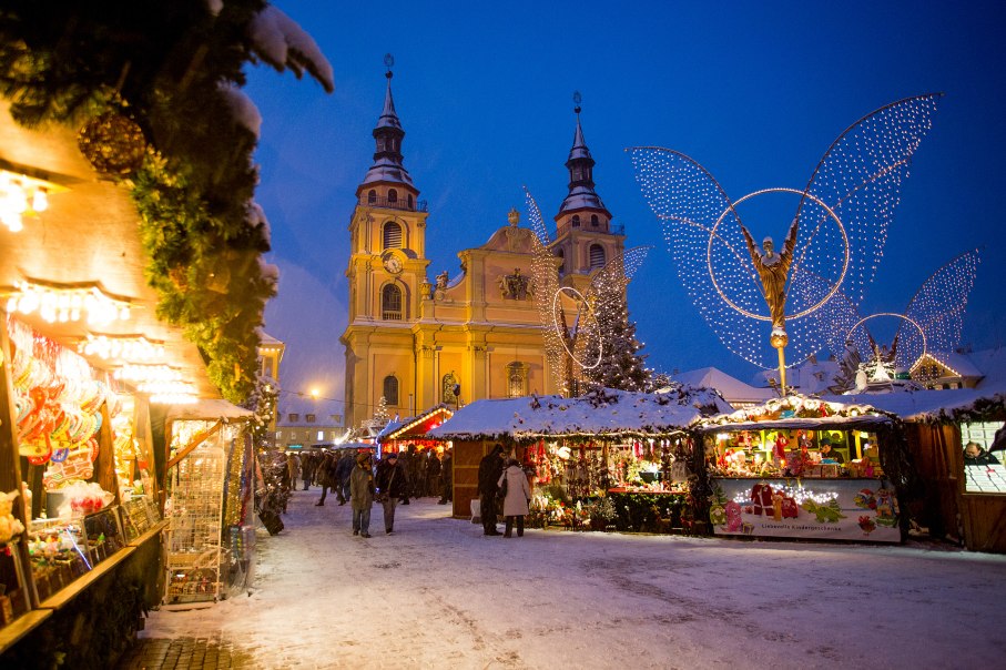 Ludwigsburg Baroque Christmas market on the market square with the town church and angel wings., © benjamin stollenberg | fotografie