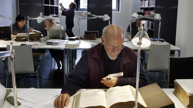 Im Lesesaal des Stadtarchivs, © Stadtarchiv Stuttgart; Foto: Susanne Kern