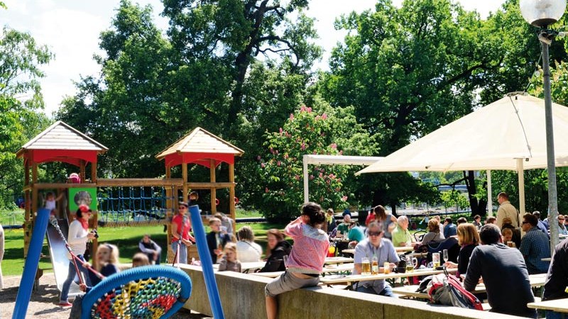 Beer garden in the castle garden, © Thomas Geromiller