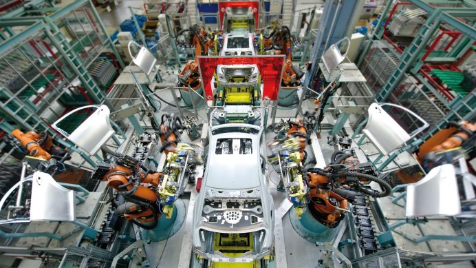 Produktionsstraße im Mercedes-Benz Werk Sindelfingen. Roboterarme bearbeiten Karosserien., © Daimler AG