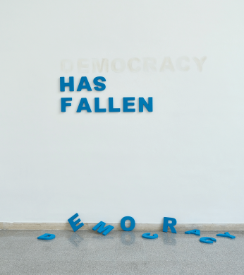 Manaf Halbouni, Democracy has fallen, 2023, © Manaf Halbouni