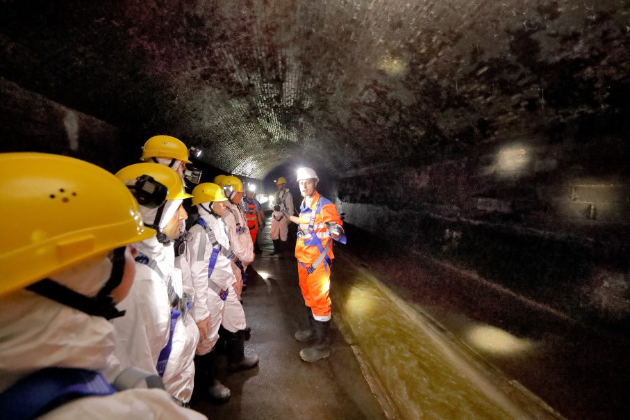 Mit Schutzausrüstung bei der großen Kanalführung, © SES/Michael Fuchs