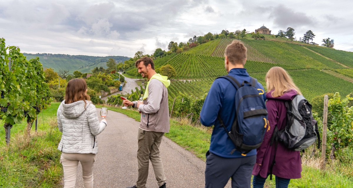 Wine trail with a view of the burial chapel, © Stuttgart-Marketing GmbH, Martina Denker