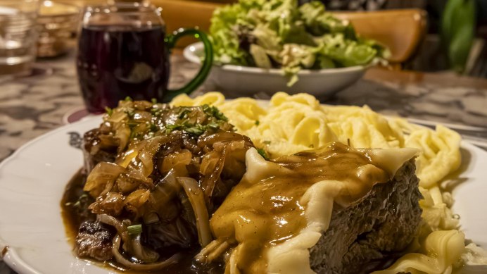 Zwiebelrostbraten im Weinhaus Stetter, © Stuttgart-Marketing GmbH, Sarah Schmid