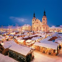 Ludwigsburger Barock-Weihnachtsmarkt auf dem Marktplatz mit Stadtkirche, © Tourismus & Events Ludwigsburg