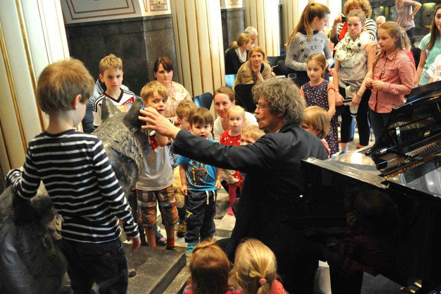 Die Kinder haben Spaß mit dem Kapellmeister, © STUTTGARTER SALONIKER