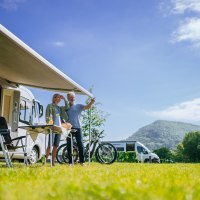 Surrounded by greenery - the new motorhome parking area at the Panorama Therme Beuren, © Thomas Niedermueller / www.niedermueller.de