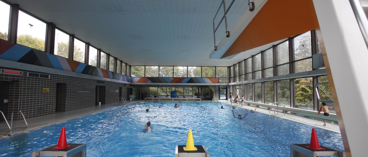 Schwimmbecken und Sprungturm im Vaihinger Hallenbad., © Stuttgarter Bäder