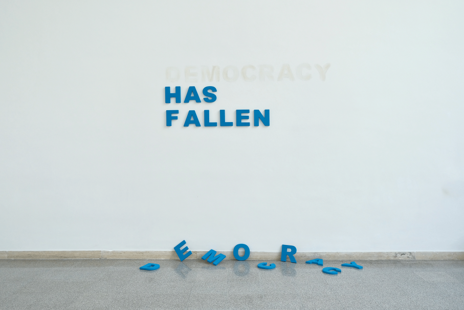 Manaf Halbouni, Democracy has fallen, 2023, © Manaf Halbouni