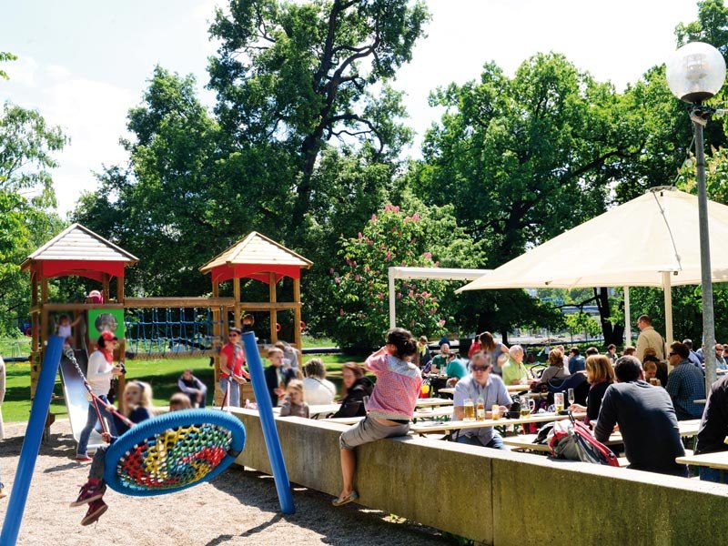 Beer garden in the castle garden, © Thomas Geromiller