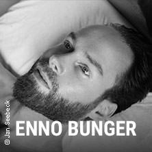 Enno Bunger - Bis eine:r weint. Solo am Klavier, © links im Bild