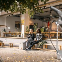 Außenbereich Radcafé Fietsen mit Menschen, © SMG Stuttgart Marketing GmbH - Sarah Schmid