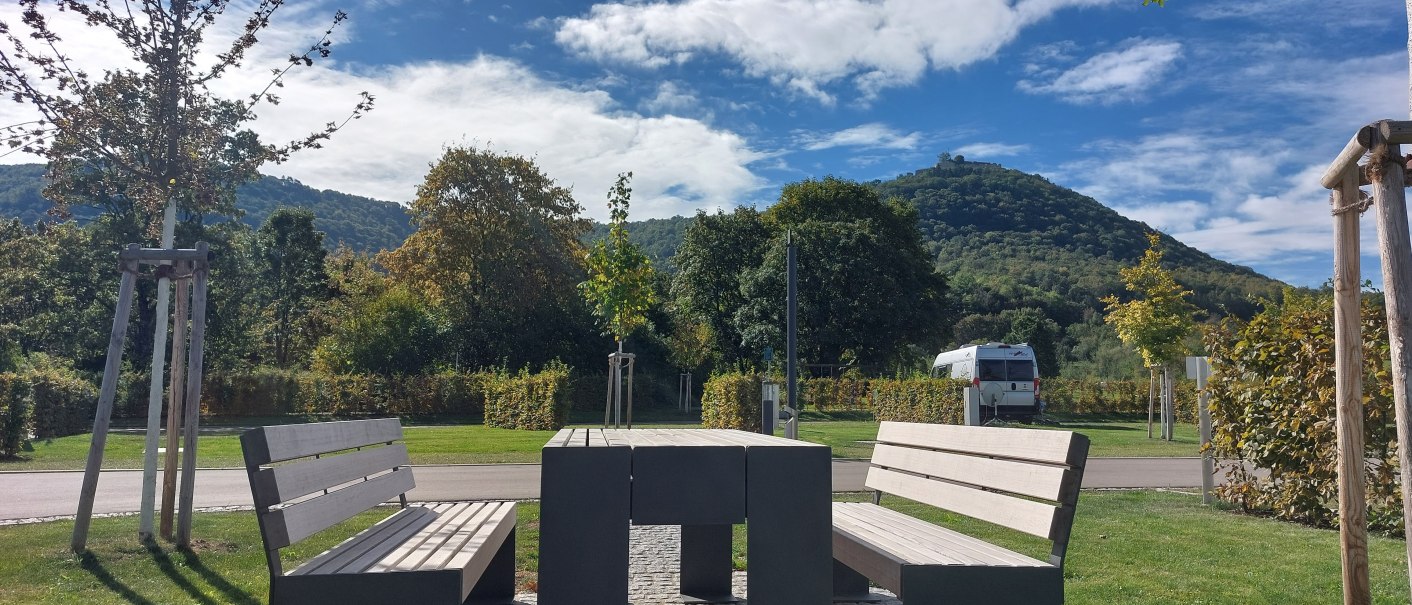 Einer von zwei Picknickplätzen auf dem neuen Wohnmobilstellplatz der Panorama Therme, © Panorama Therme Beuren