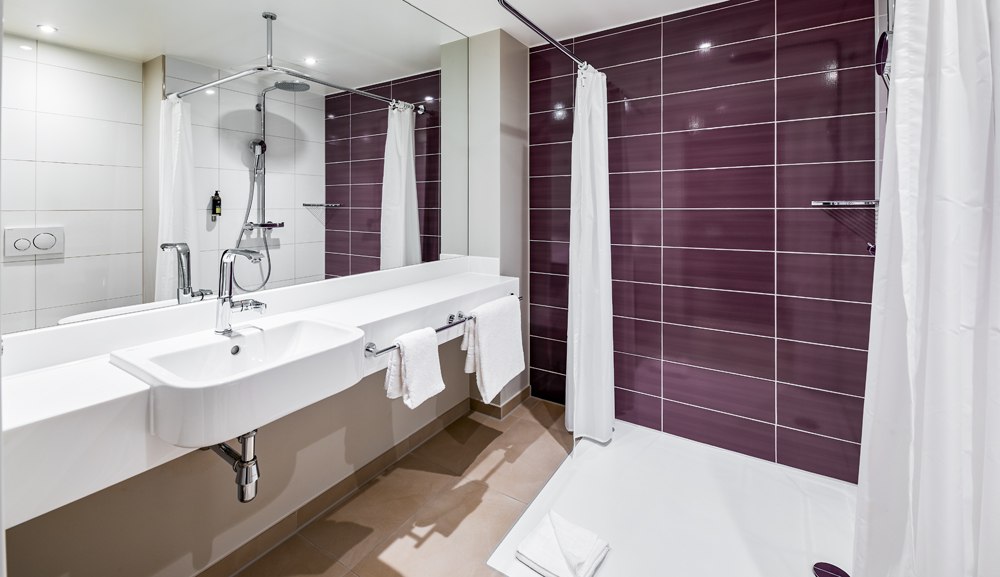 bathroom accessible room, © Premier Inn