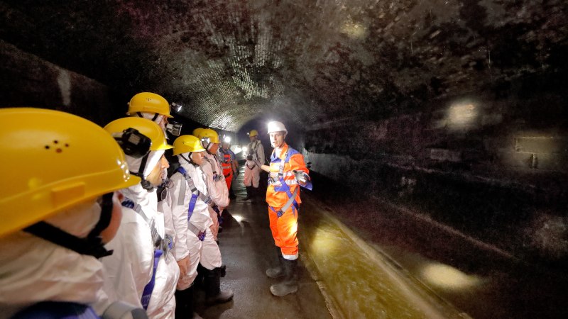 Mit Schutzausrüstung bei der großen Kanalführung, © SES/Michael Fuchs