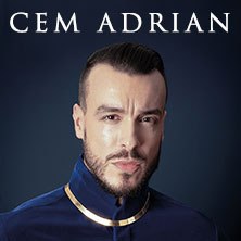 Cem Adrian, © links im Bild