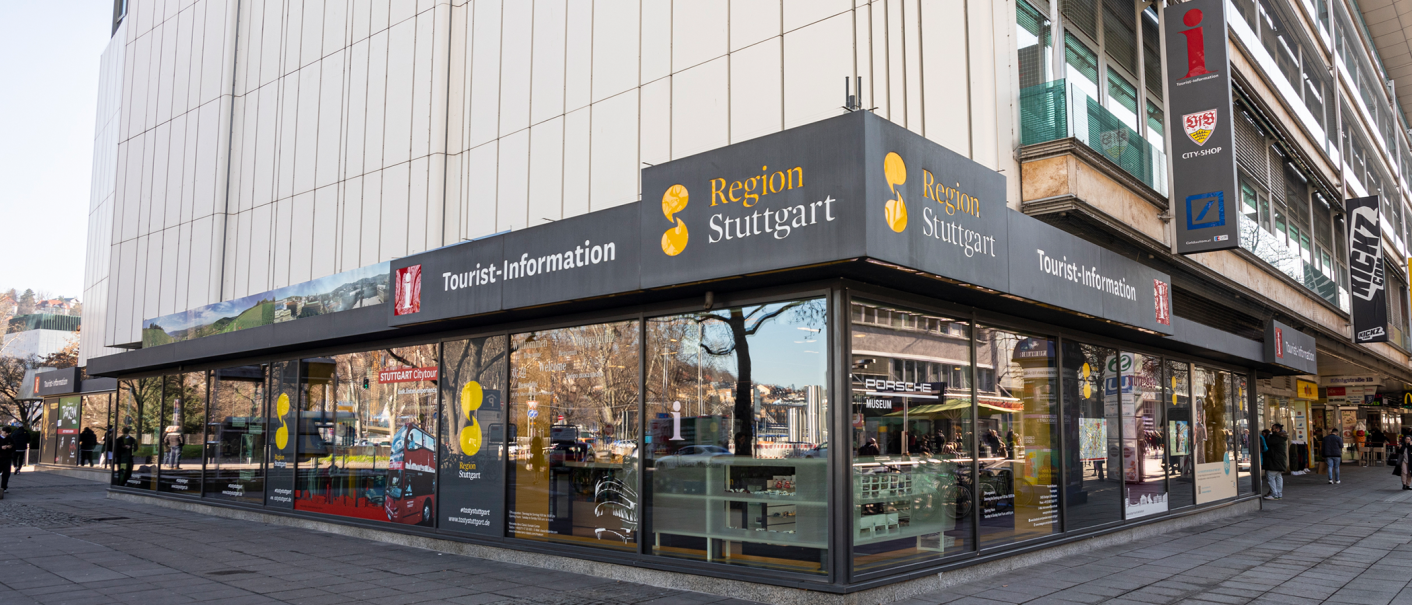 in front of the tourist information, © Stuttgart-Marketing GmbH, Sarah Schmid