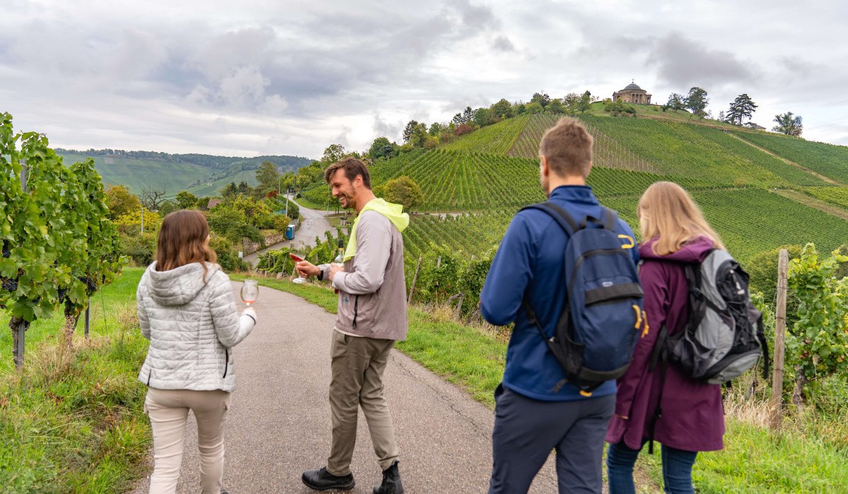 Wine trail with a view of the burial chapel, © Stuttgart-Marketing GmbH, Martina Denker