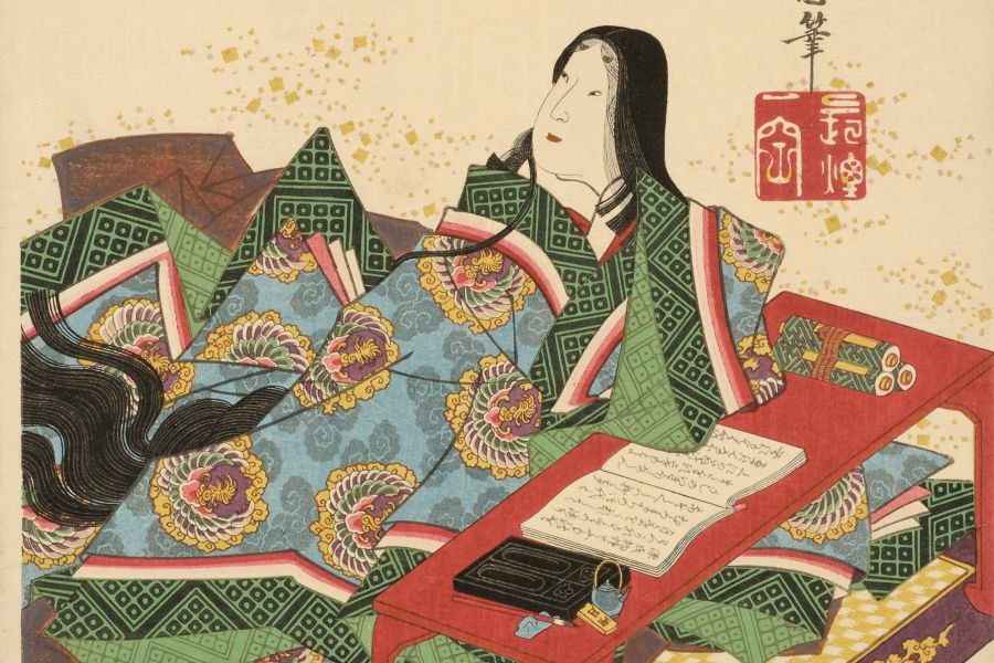 Holzschnitt von Utagawa Kunisada: Er zeigt Murasaki Shikibu, die Autorin des ursprünglichen Romans „Geschichte des Prinzen Genji“, in einem farbenfrohen Kimono, halb liegend, halb sitzend neben einem Manuskript., © Linden-Museum Stuttgart