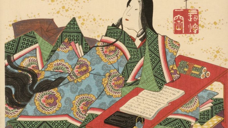 Holzschnitt von Utagawa Kunisada: Er zeigt Murasaki Shikibu, die Autorin des ursprünglichen Romans „Geschichte des Prinzen Genji“, in einem farbenfrohen Kimono, halb liegend, halb sitzend neben einem Manuskript., © Linden-Museum Stuttgart