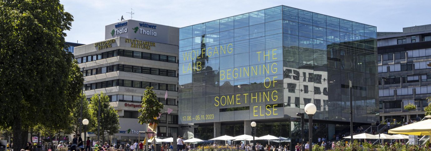 Der Kubus mit der Fassade aus Glas befindet sich in der Königstraße, auf Höhe des Schlossplatzs in Stuttgart. Auf dem Glas ist der Name der aktuellen Ausstellung aufgebracht. , © Stuttgart-Marketing GmbH, Sarah Schmid