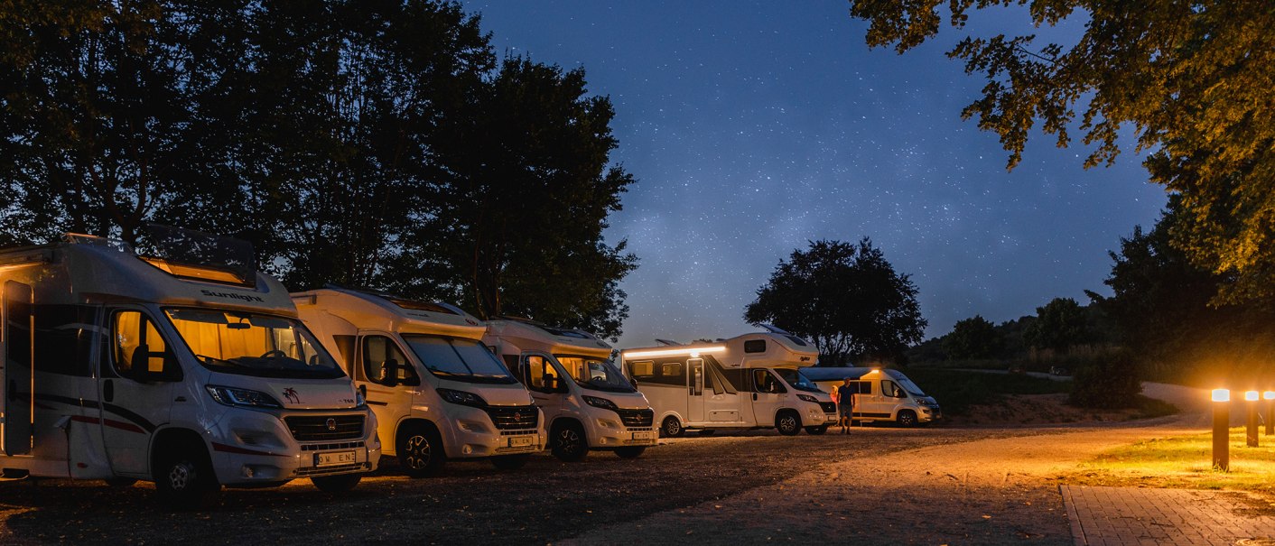 Motorhome pitches by night, © Blu Dolci Artwork