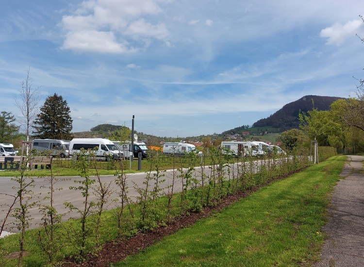 Blick vom Wohnmobilstellplatz der Panorama Therme in Richtung Beuren und Beurener Fels, © Panorama Therme Beuren